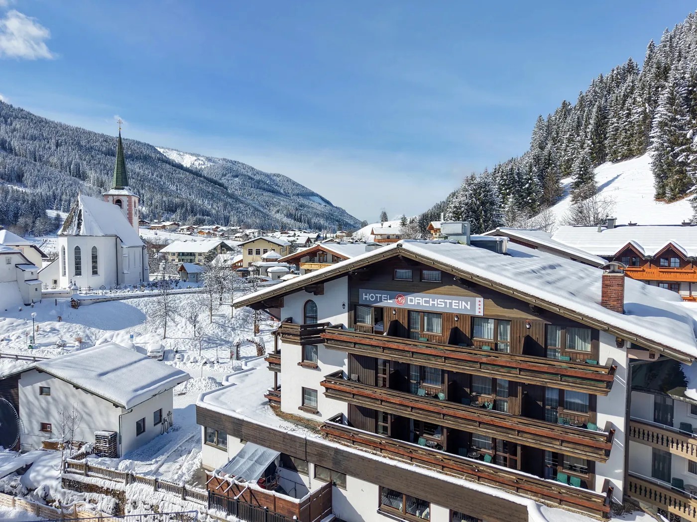 Hotel Dachstein und das verschneite Dorf Filzmoos