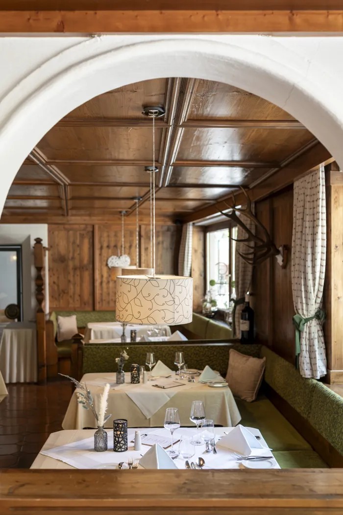 Gemütliche Holzeinrichtung im Restaurant des Hotels Dachstein